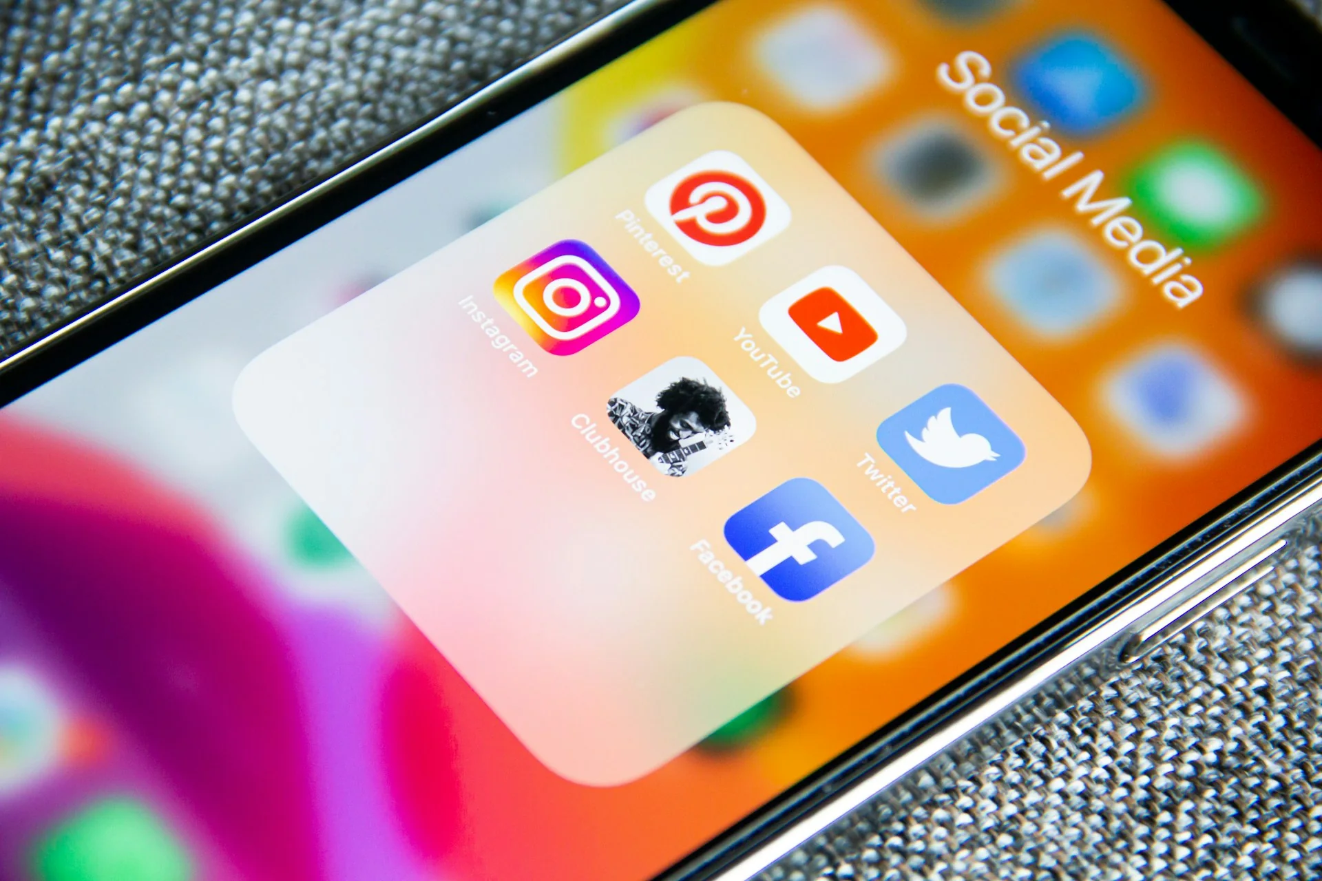 Icônes de réseaux sociaux affichées sur un smartphone